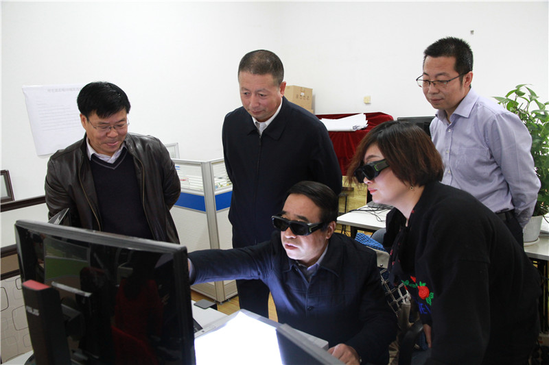 圖3 張利平廳長(zhǎng)察看測(cè)繪無(wú)人機(jī)、航攝相機(jī)等高新技術(shù)設(shè)備,詳細(xì)了解地理信息數(shù)據(jù)采集過程、第三次全國(guó)土地調(diào)查以及為沿黃流域、“一湖兩?!钡戎攸c(diǎn)區(qū)域的生態(tài)建設(shè)提供基礎(chǔ)服務(wù)等情況